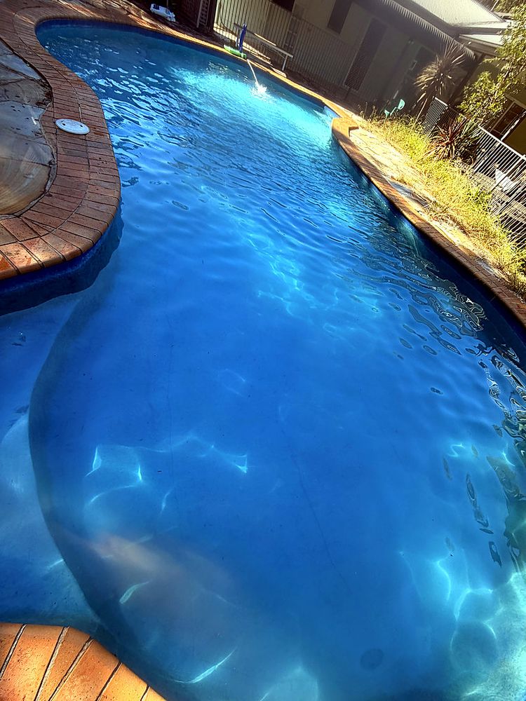 Freeform pool with water feature
